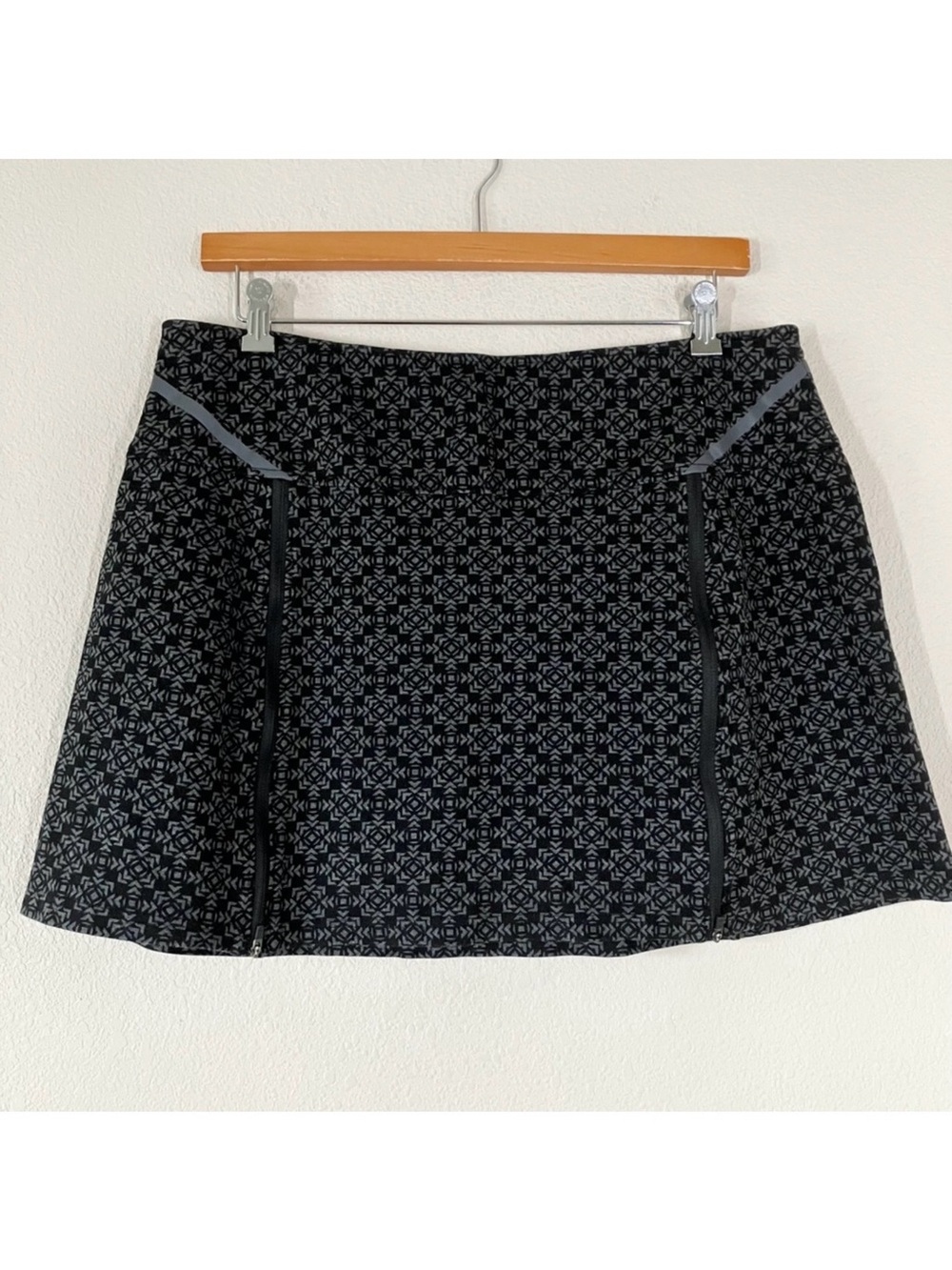 TITLE NINE Active Skirt XL Geo Print Gorpcore Hiking Golf Reflective Black Gray